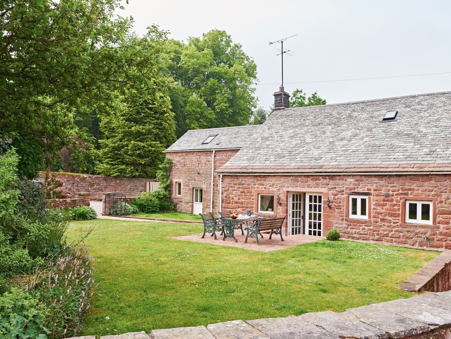 Stag Cottage luxury holiday cottage at The Rowley Estates with private front and rear gardens sandstone walled and gated families and dogs welcome
