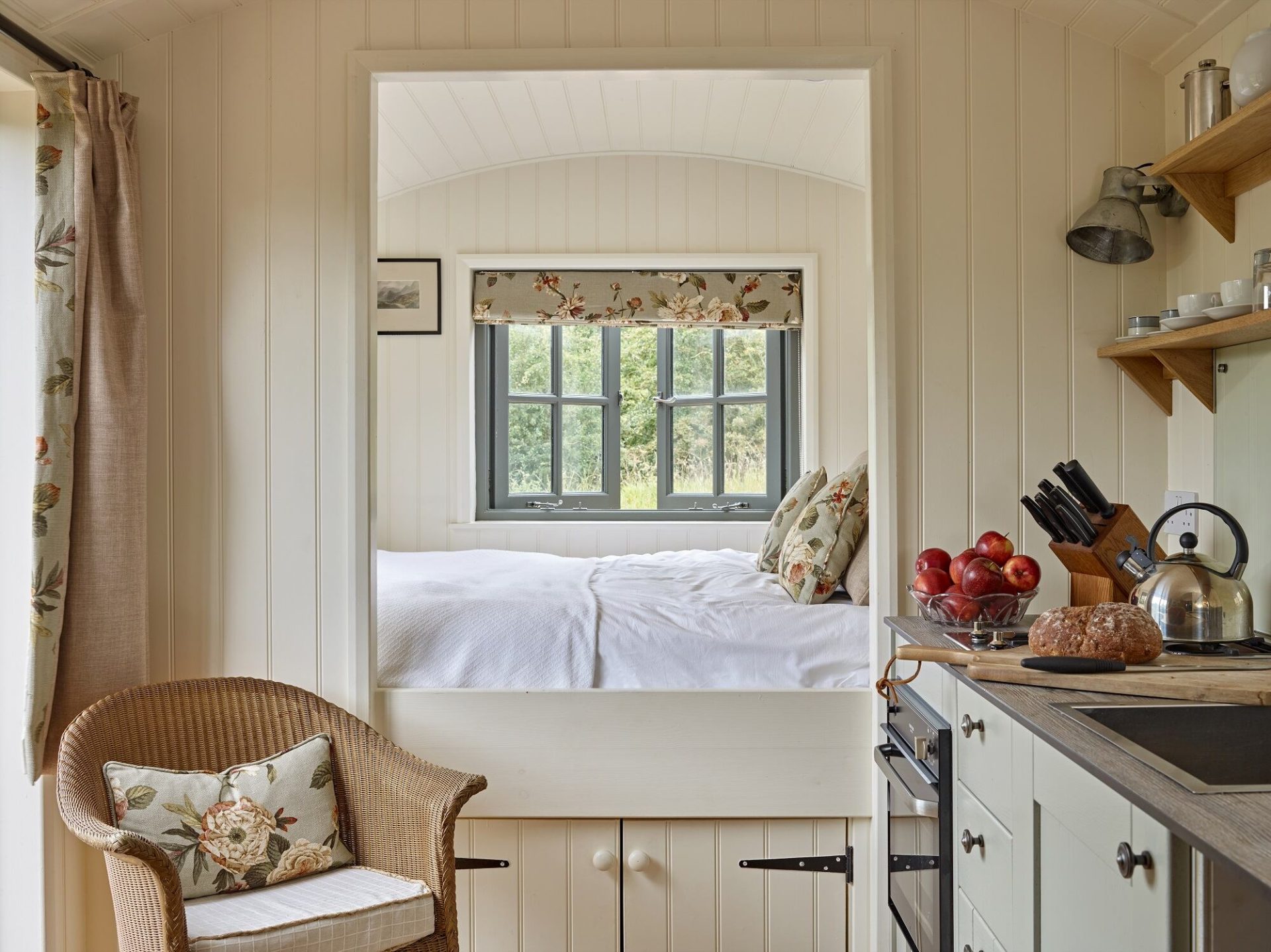 Hawthorn-Retreat-shepherds-hut-with-king-bed-kitchen