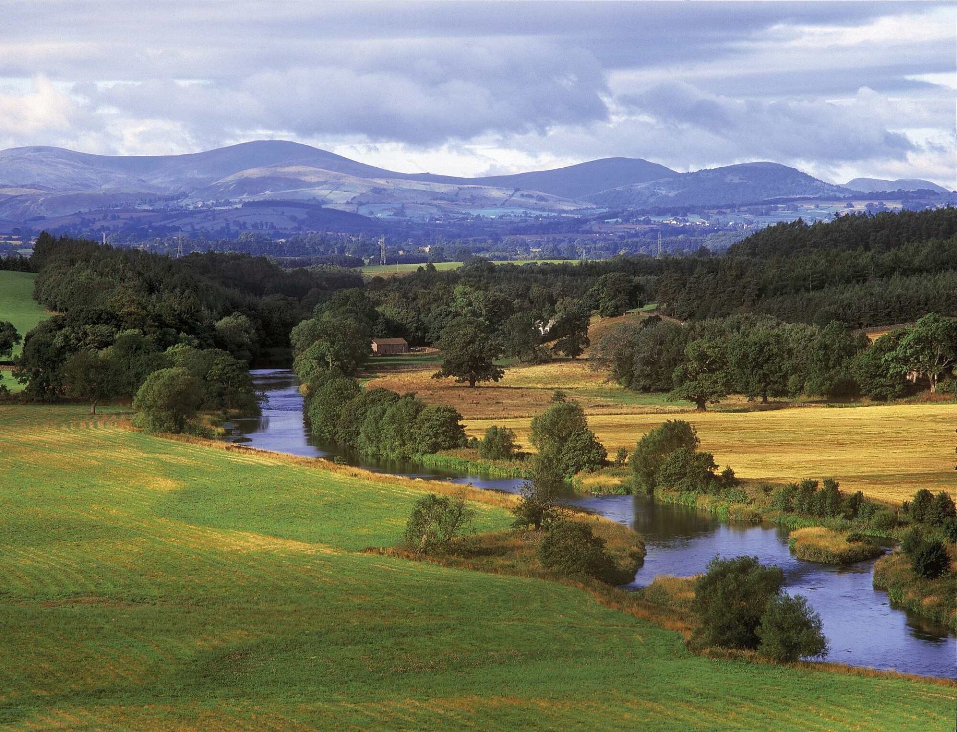 The-Eden-River-and-a-view-of-the-Pennines-lovely-country-walks-dog-friendly-holidays-image-courtesy-of-val-corbett