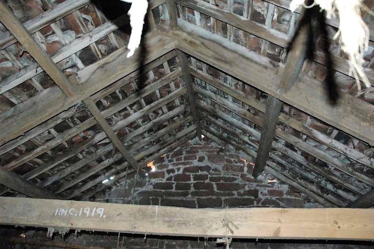 Elk-Cottage-master-bedroom-before-restoration-1-1024×680