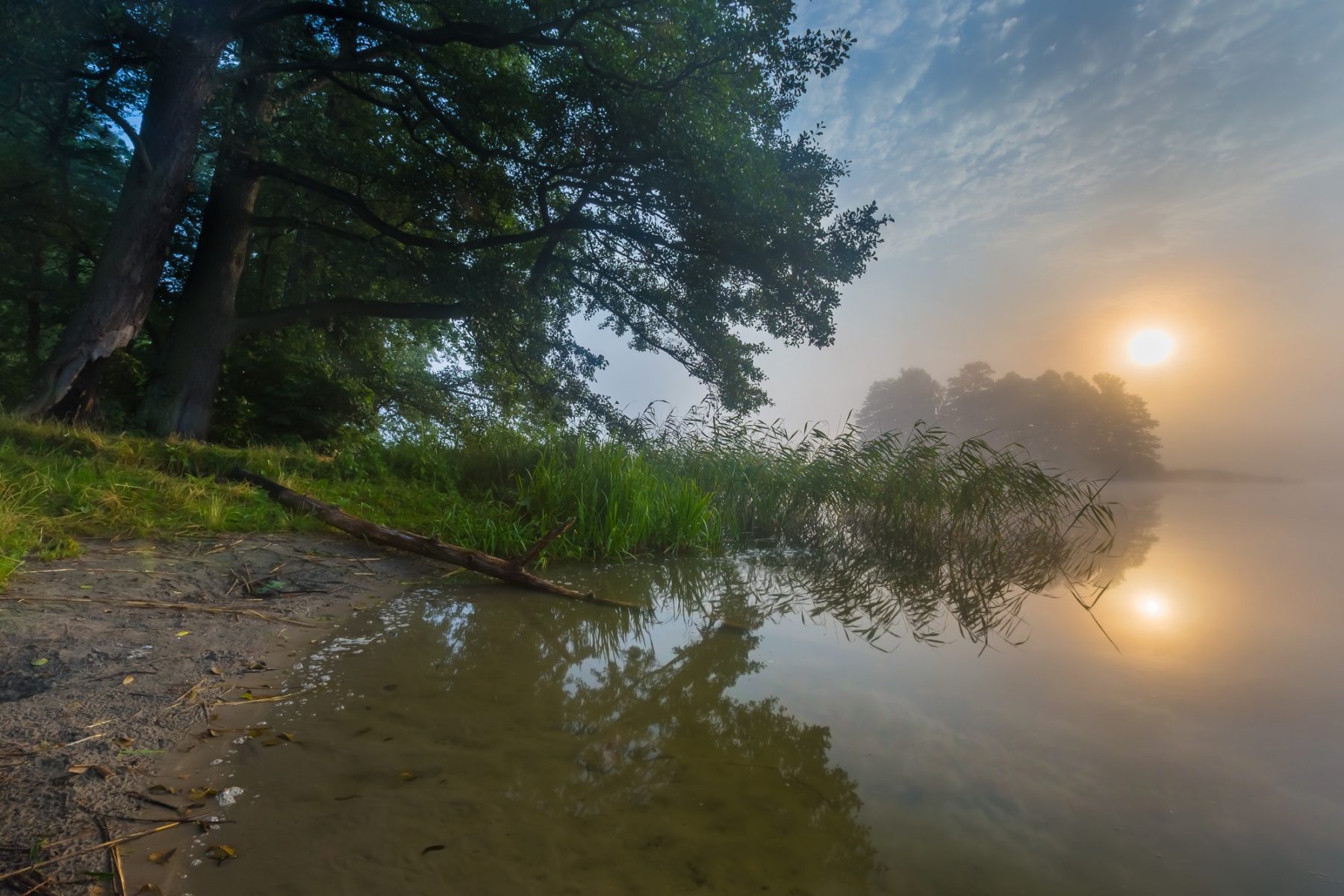 beautiful-morning-views-over-the-lake-quiet-canoeing-opportunity-in-the-cumbria-lake-district