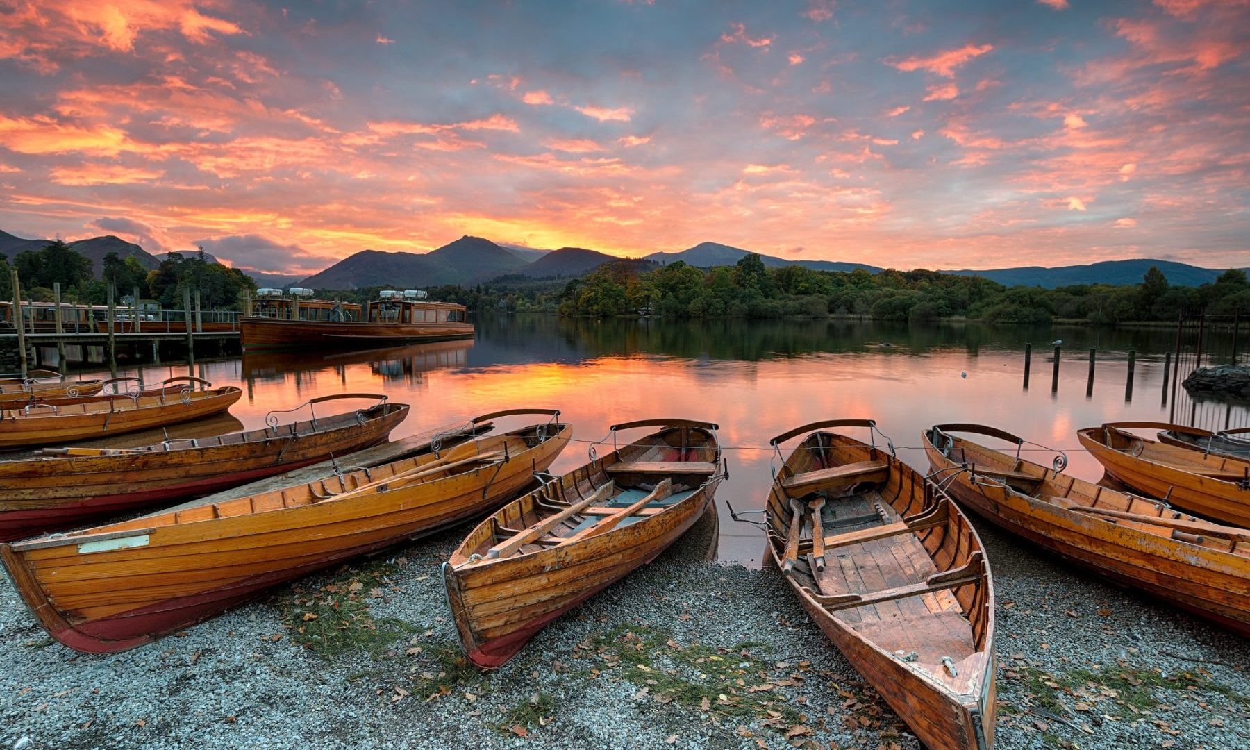 canoeing-at-sunset-on-the-lake-luxury-holiday