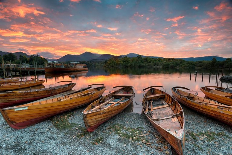 canoeing-at-sunset-on-the-lake-luxury-holiday