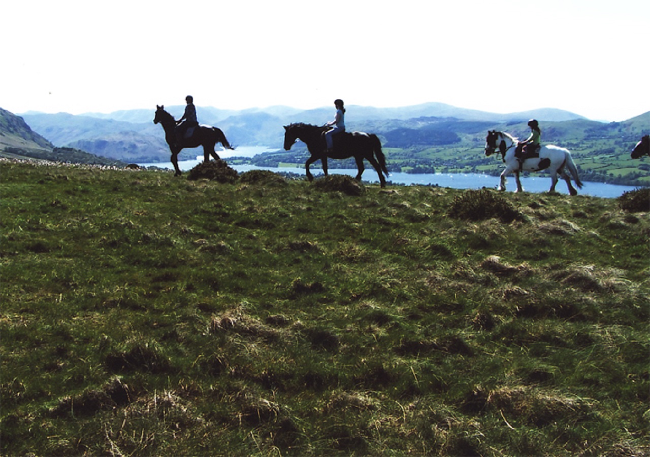 family-pony-trekking-in-the-lake-district-whilst-staying-at-luxury-holiday-cottages-of-the-rowley-estates