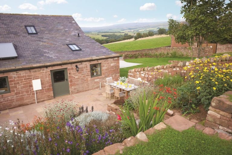 jennys-croft-beautiful-family-friendly-garden-in-summer-luxury-holiday-cottage-cumbria-1024×682