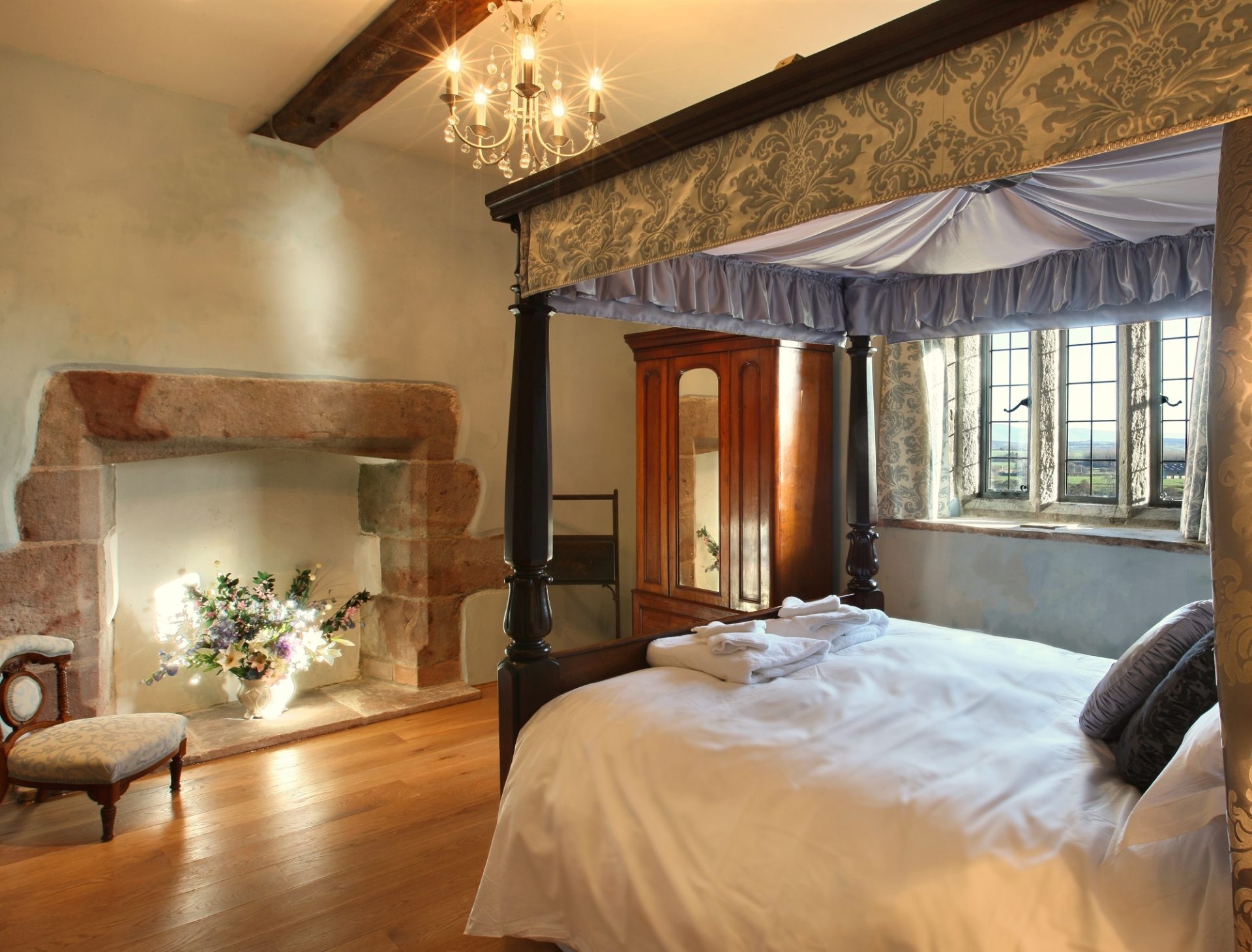 Blencowe-Hall-North-Tower-Master-ensuite-bedroom