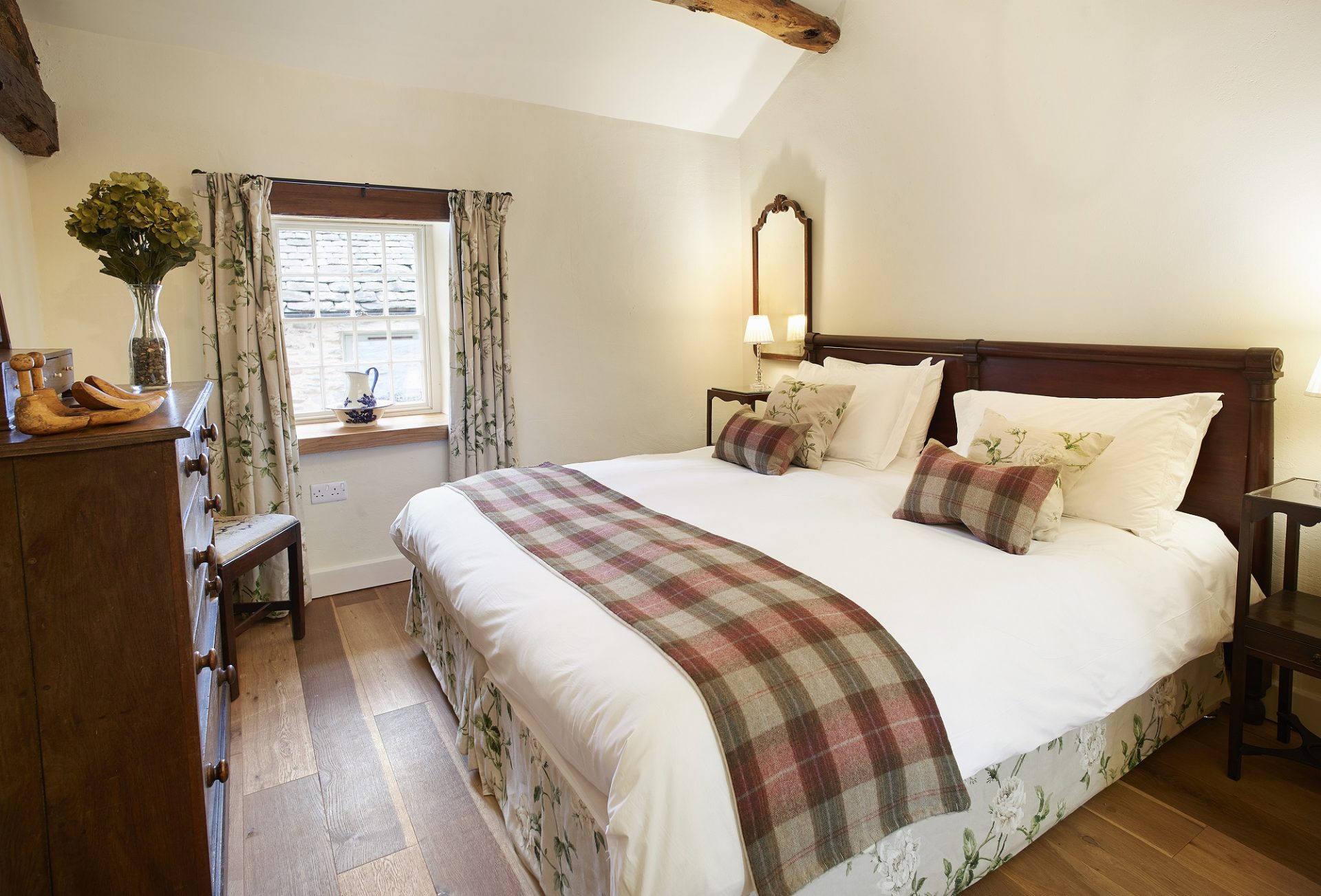 Hause Hall Farm Bannerdale Room ensuite on first floor can zip and link to two single beds