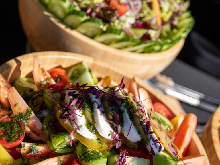yummy salad hog roast crispy food