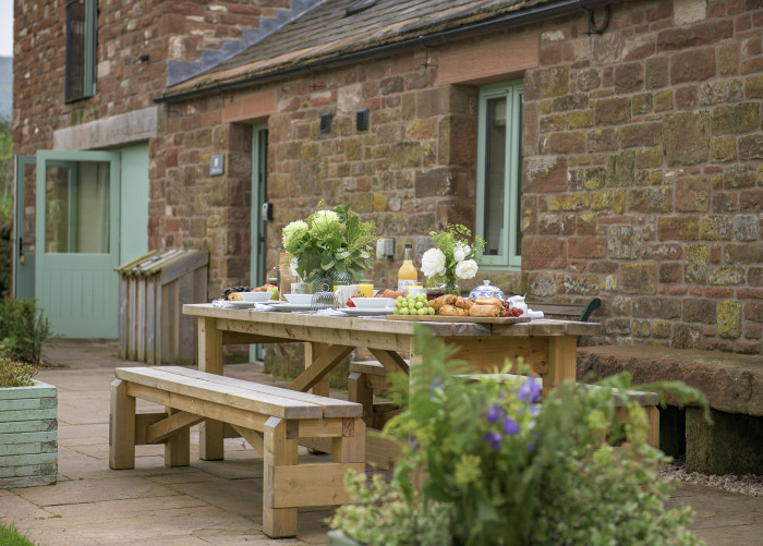 Spacious vaulted barn conversion