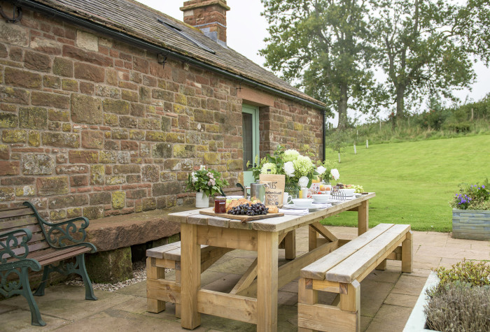 Spacious vaulted barn conversion